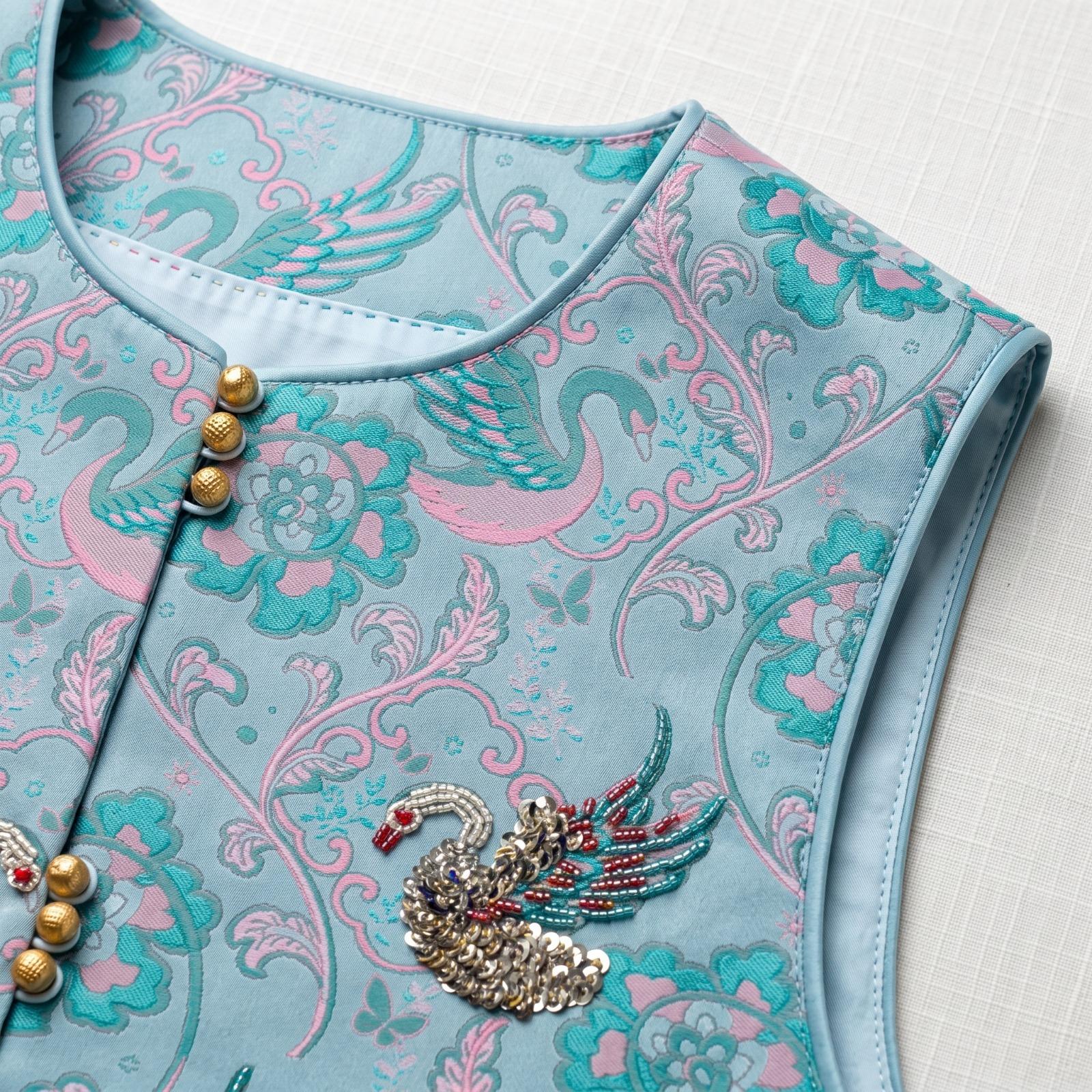 钱小萍宋锦法绣马甲 Qian Xiaoping Song Brocade Embroidered Vest - Image 3