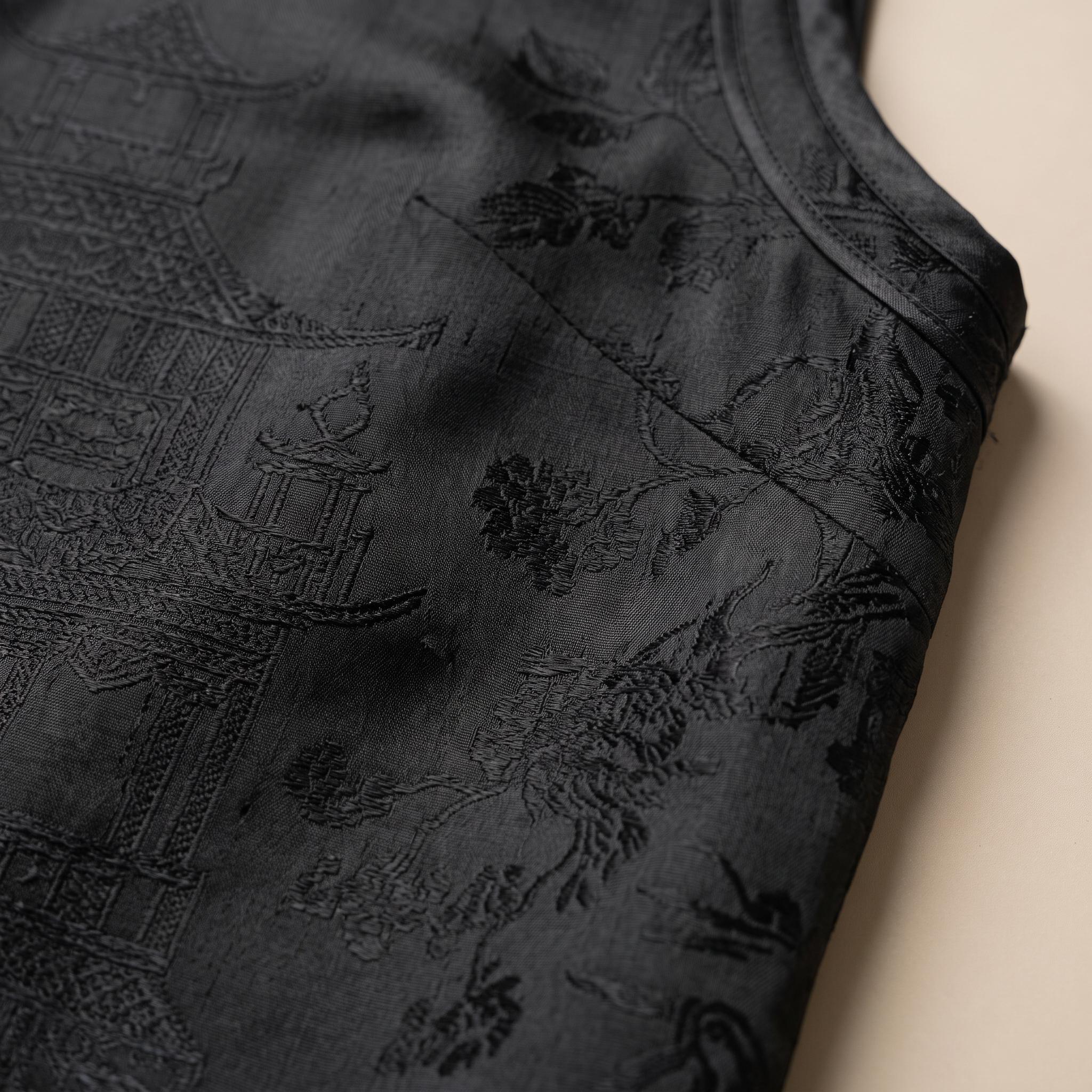 本色绣偏襟马甲 Natural Embroidered Wrap Vest - Image 3